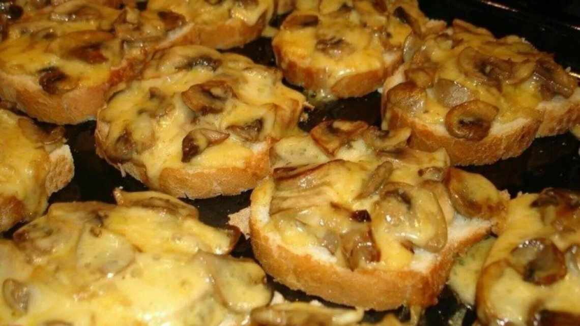 Бутерброди з грибами і сиром у духовці