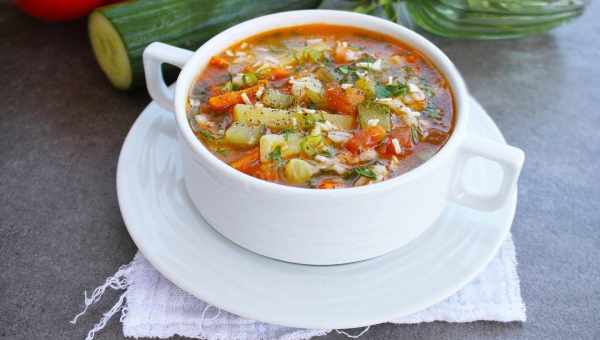 Розсольник з томатом, перловкою і солоними огірками