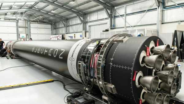 Rocket Lab спробує зловити перший ступінь ракети вертольотом