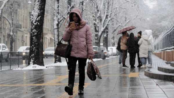 Як одягнутися в промозглу погоду: 8 зігріваючих лайфхаків для міжсезоння