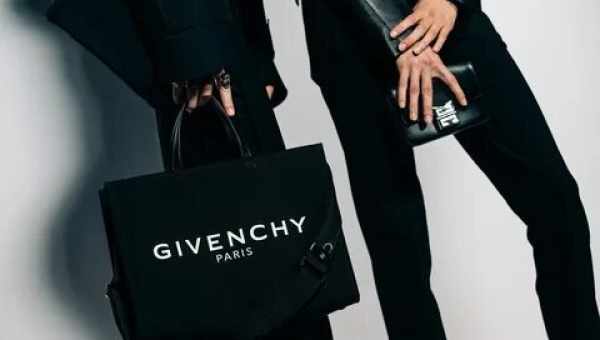 Тільки червоний: новий лукбук Givenchy в єдиному кольорі