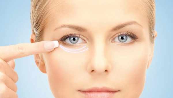 Як ущільнити й омолодити шкіру під очима