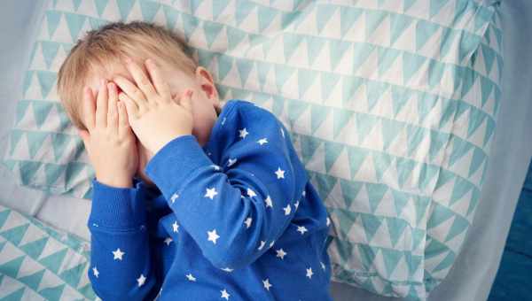 Чому дитина плаче уві сні, причини тривожності, рекомендації