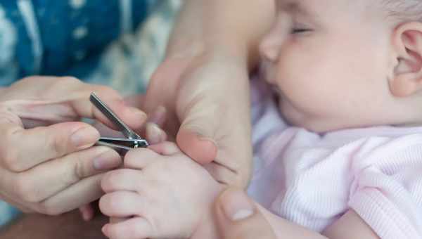 Як перший раз постригти нігті новонародженому