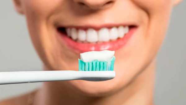 Краще професійної чистки: спробуй домашній догляд за зубами з маслом