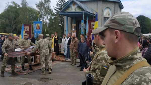 На території церкви в Красноярську загадково загинули сороки.