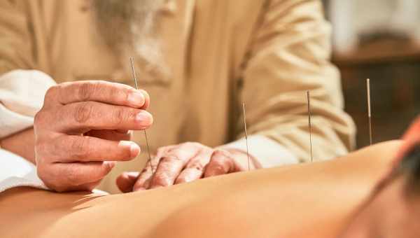 Золоті голки під шкіру: Страшний метод лікування в нетрадиційній медицині