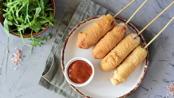 Сардельки в клярі на сковороді