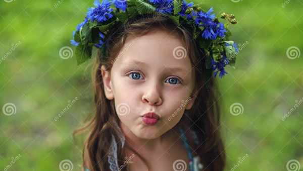 Народжену у звичайних індійців дівчинку з дитинства висміювали за руде волосся і блакитні очі