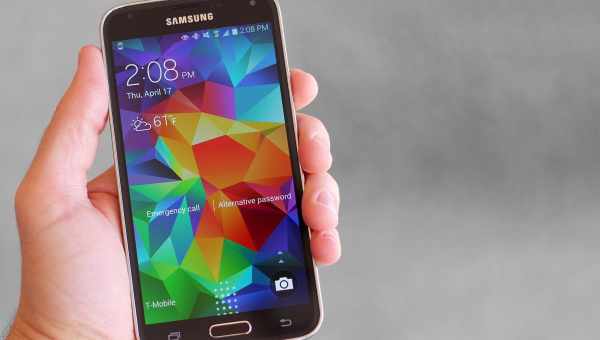 Samsung про пластикову кришку та інші дизайнерські рішення Galaxy S5