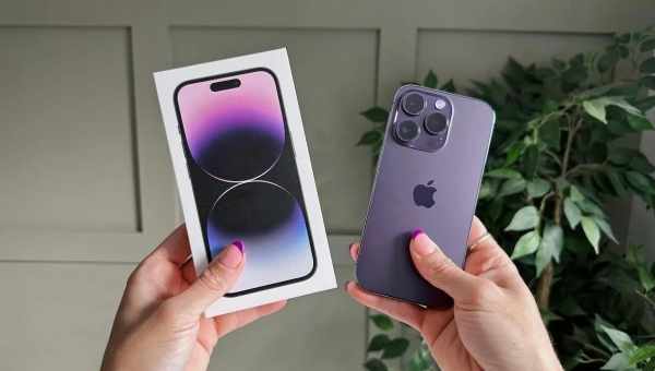 Думка: Apple спеціально затримує iPhone XR?