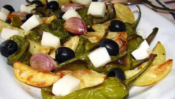 Капустний салат з оливками і маринованим перцем