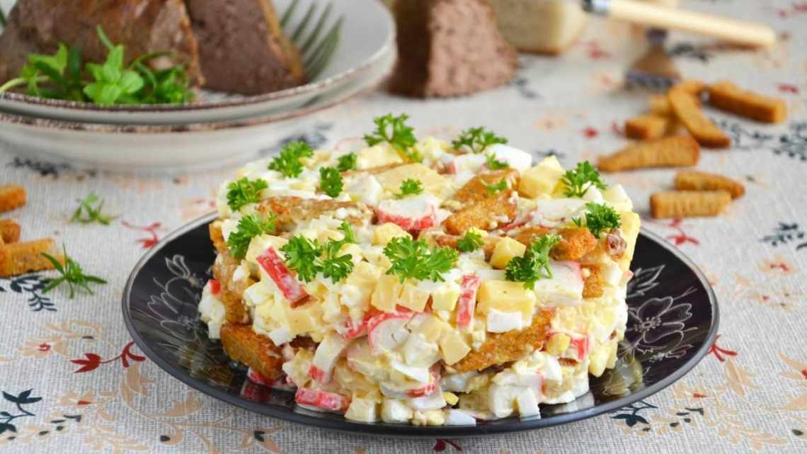 Салат з морквиною, родзинками і сухариками