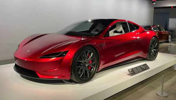 Де знаходиться Tesla Roadster Ілона Маска прямо зараз?