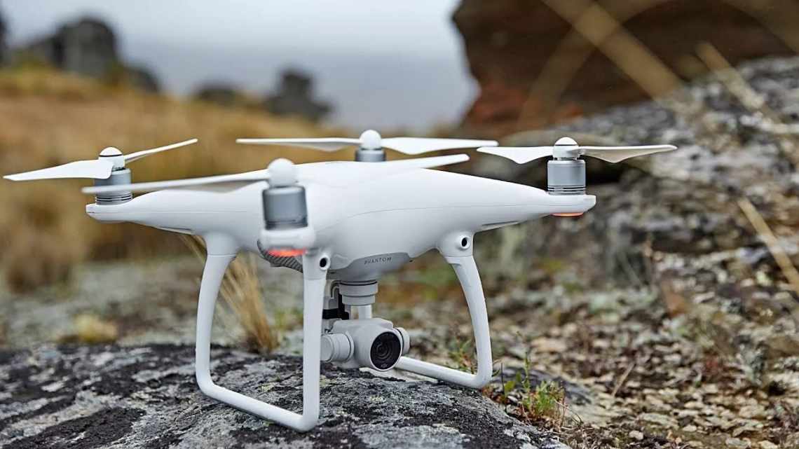 DJI представила квадрокоптер Phantom 4