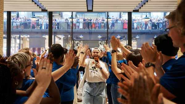 Фотозвіт з відкриття нового Apple Store в Мілані