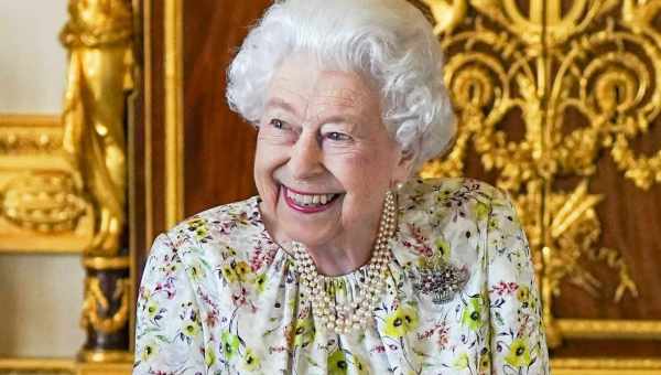 Таємні знаки: навіщо королева Єлизавета ставить сумку на стіл і теребить кільце