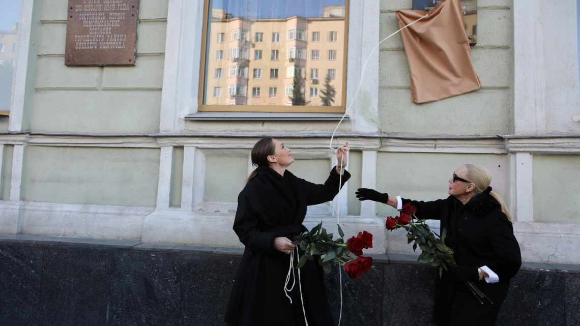 «Приголомшлива!»: онука Йосипа Кобзона в білому бікіні відпочила на яхті в Іспанії