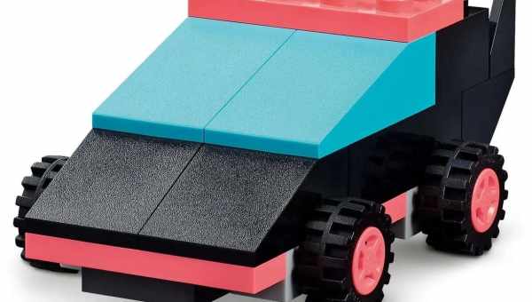 Ця машинка з LEGO створює величезні водовороти: відео