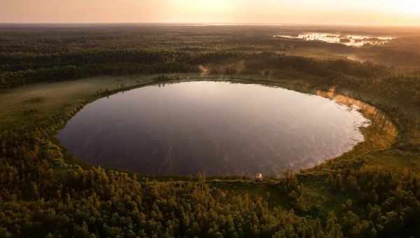 За одну ніч кратерне озеро змінило свій колір