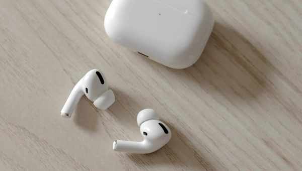 Ця копія AirPods Pro підтримує Siri, iCloud і бездротову зарядку