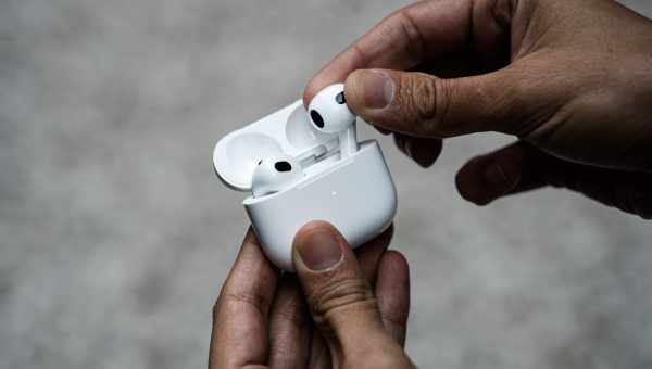 Apple вирішила робити AirPods Max зі скла. Але навіщо?