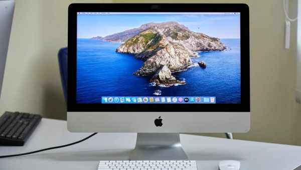 Unibody iMac, пульти дистанційного керування і миша...