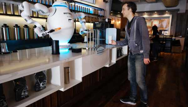 Робот-бармен, який розливає «ідеальну пінту пива»