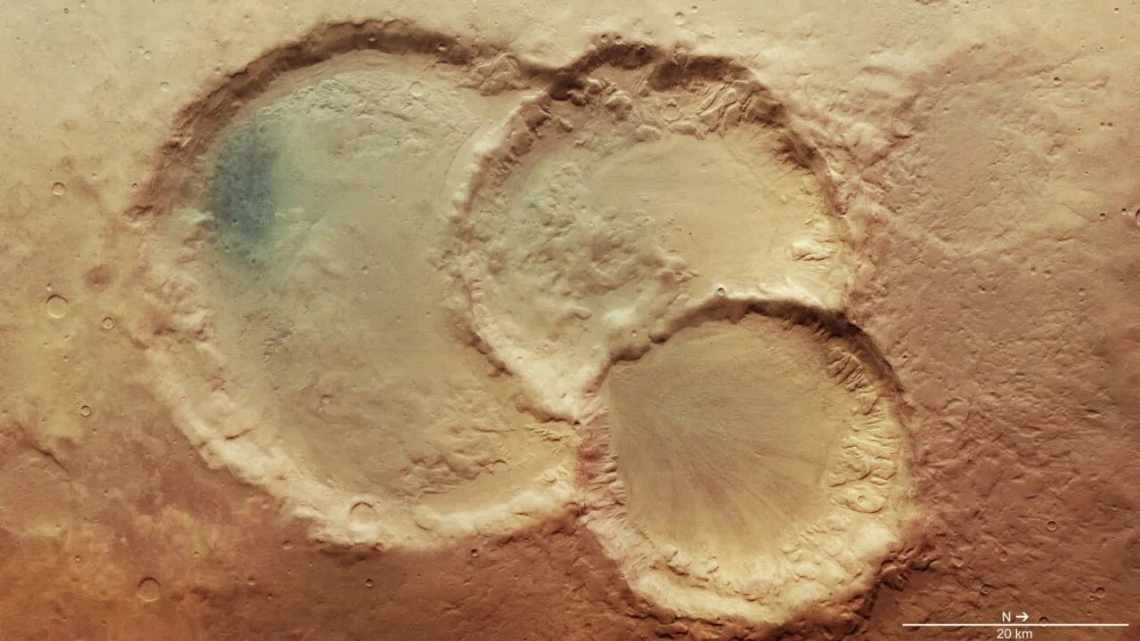 ESA показало дивовижний знімок марсіанського кратера