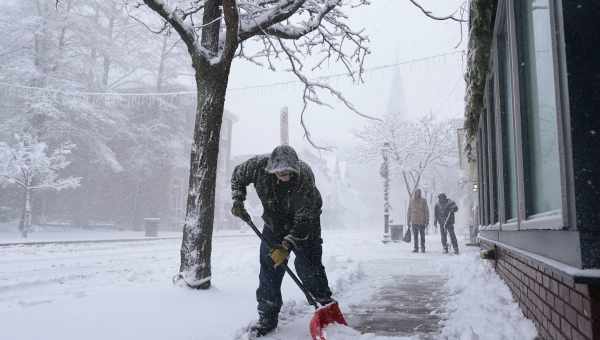 Американець почистив сніг перед будинком за допомогою вогнемета