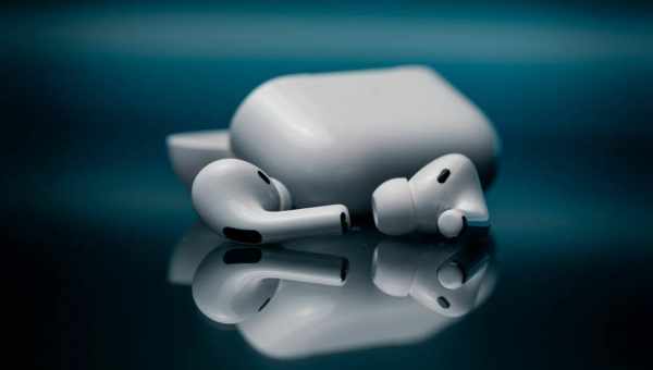 У Apple була готова партія AirPods 2 ще у вересні. Але щось пішло не так