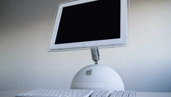 Лампа Джобса: огляд вінтажного iMac G4