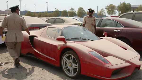Чому в Дубаї кидають машини